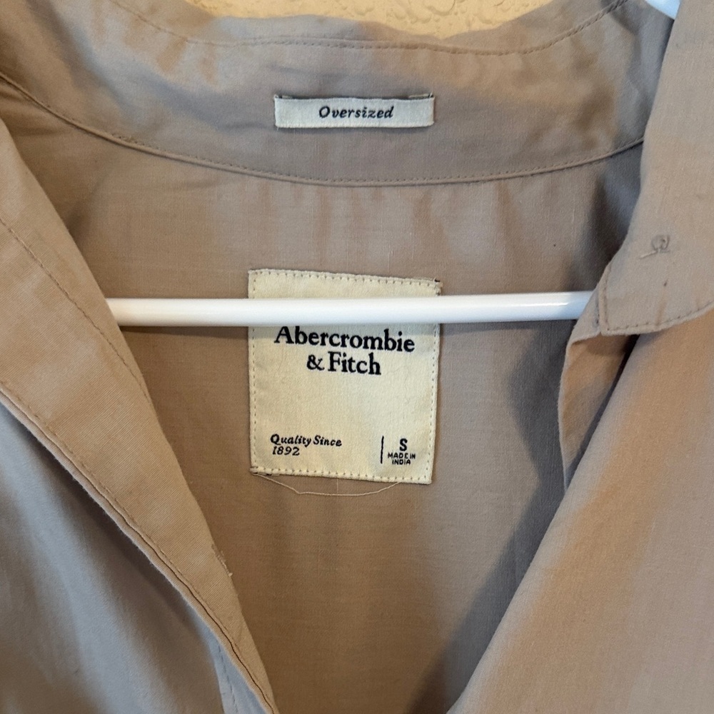 Abercrombie & Fitch Beige Oversized button up - Picture 2 of 3